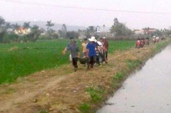 Thanh niên “ngáo đá” tự dùng dao giết mình - 1 Đối tượng dùng dao tự cắt cổ mình giữa đồng được người dân đưa đi cấp cứu